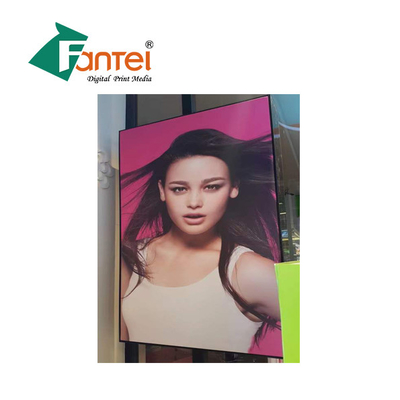 깃발 또는 장식 또는 표지판을 위해 사용되는 인쇄 매스 배너